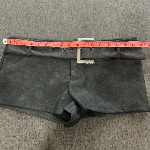 Floerns Stylish Y2K Faux Leather Mini Shorts with Belt - Picture 4 of 5